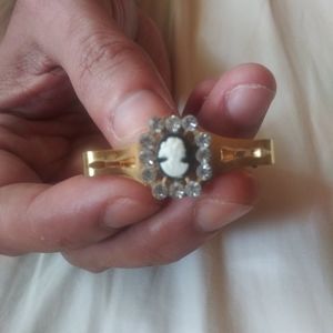VINTAGE CAMEO HAIR CLIP